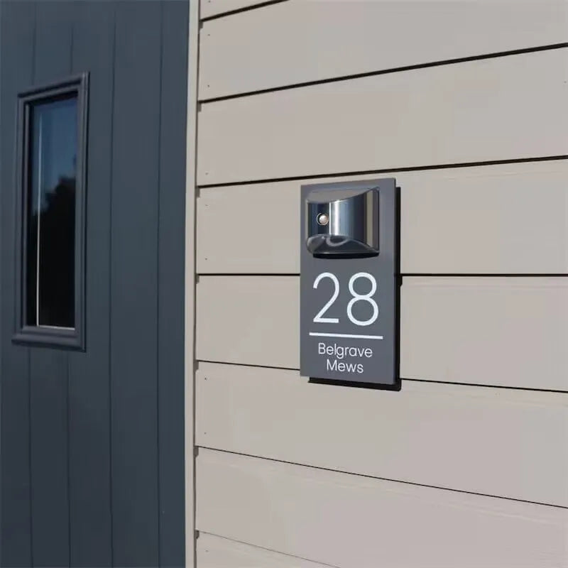 Personalisierte Solar-Türplakette: Eleganz und Sichtbarkeit 